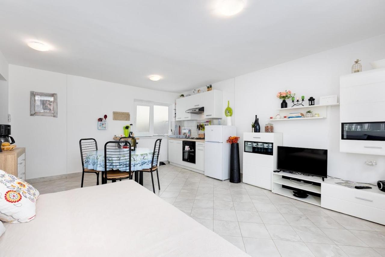 Apartment Oleander Малинска Экстерьер фото